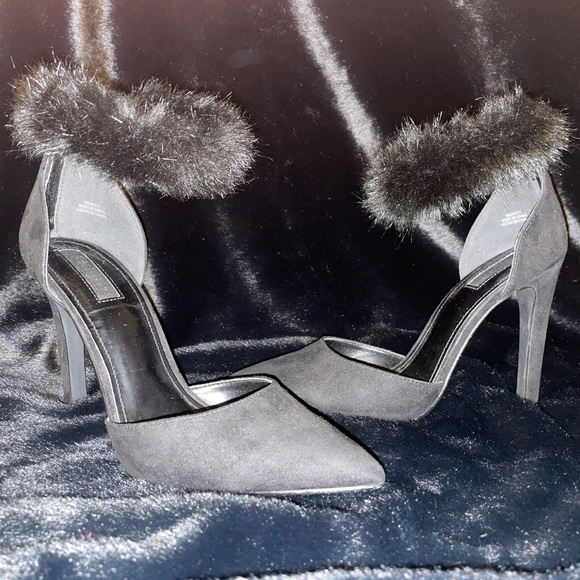 Black Pointy Toe Heels - Picture 3 of 5